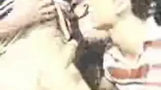 طلاب يمارسون الجنس في الخارج: شرج وفموي قويان في المسار