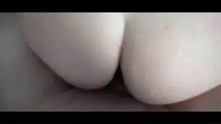 منظور الرجل: تلعق طيزها المشدودة وفرجها المبلل
