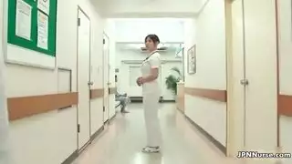 ممرضة بجوارب ضيقة تأخذ عدة زبور في فتحاتها