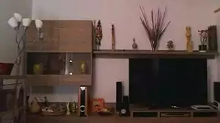 استمناء إباحي: سمراء مثارة تملأ فتحتها بدسار ضخم