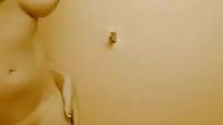 شقراء تكشف كل شيء للعدسة قبل أن يضربها عشيقها في مهبلها المبلل