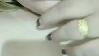 خبطت فتاة واحدة من الخداع الكبيرة جنبًا إلى جنب مع كائن نحيف واحد