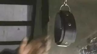 رجل أشقر يمارس الجنس في صندوق زجاجي بورن