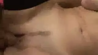رجل عجوز يشتري عاهرة ويداعب فرجها المبلل بإصبعه