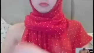محجبة تتعاهر و تقدم متعة السكس عالويب كام و أحلى عرض لمفاتنها