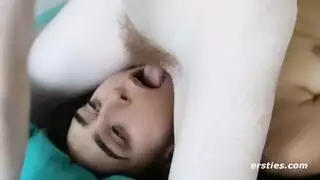 سحاق لعق الإبط المشعر وآهات جنسية شديدة إكس إكس إكس