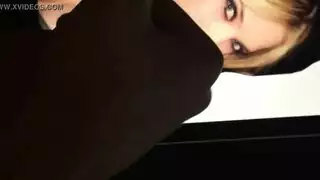 فتاتان مثيرتان تعبدان القضيب السميك في هذه الحفلة جنسية صريحة