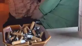 مراهقة تستمني بقوة: هزة جماع من تدليك كسي في الخارج