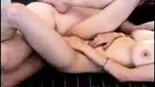 مراهقة تأخذ قضيبًا سمينًا لرجل أكبر في وجهها