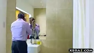 عاهرة متزوجة تأخذ قضيبًا قاسيًا في طيزها من رجل آخر