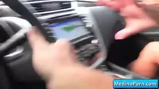 جنس صعب في السيارة: شاب يمارس الجنس مع شقراء ناضجة بقضيب غليظ