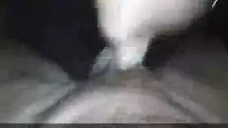 مراهقة تصرخ على قضيب أبيض هائل في فيلم إباحي