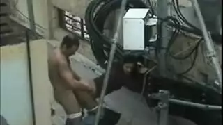 خيال جنس جماعي على السطح مع عامل خدمة