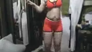 مرا وراكها سمينة ترقص وتتشرمط على جوزها