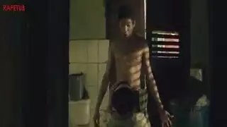 مراهق جامح يضرب أمه السمراء المثيرة بقسوة في فيلم إباحي صريح