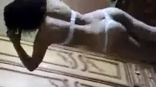 مراهقة مصرية وقحة ترقص في كيلوتها المثير