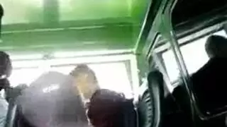 شاذ يدلك زبه يستمني في الباص ويقذف المني يغري السائق باللواط