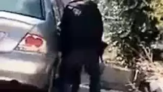 جنس علني نهاراً: سكران يقدم إباحية صريحة على الرصيف