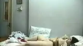 سمينة ومثيرة: تفرك فرجها وتعصر ثدييها