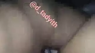 ديوث غيور يستمني بقوة بينما يملأ صديقه زوجته بالسائل المنوي
