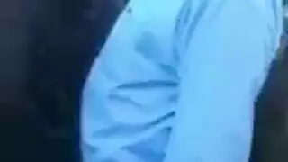 راجل كبير يلزق في طيز محجبة في المول ويتحرش بيها
