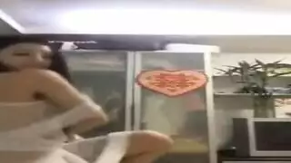 طالبة كورية لطيفة تخلع ملابسها وتداعب فرجها الضيق