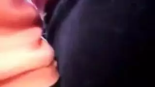 واد مراهق يلزق في طيز ولية ويحك زبره من فوق الهدوم