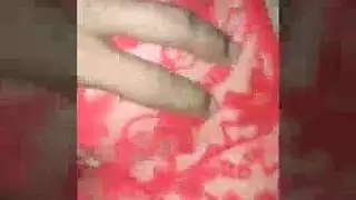 الزوج يدفع لزوجته لتركب قضيبه وتظهر مؤخرتها السمينة
