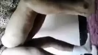 زوجة خائنة تستمتع بممارسة جنس عنيف بوضعية الكلب