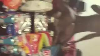 شرموطة سمراء تُمسك بقضيب أسمر كبير في مقطع إباحي