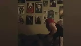 عاهرة حمراء الشعر تأخذ جنساً شرجياً من رجل أسود باستخدام حزام هزاز