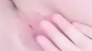 مراهقة تستعرض كسها الوردي المنتوف في مشهد مغربي ساخن