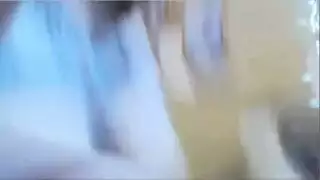 من مص القضيب إلى الشرج: عاهرة السلم تأخذ قضيبين معًا