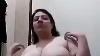 عرض كاميرا ساخن لجسم مثير وثديين كبيرين