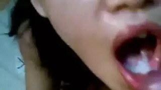 يذب شهوا على كسها