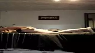 فتاه تطلب من الناس دغدغتها