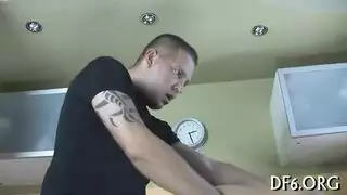 يلعق طيزها المبللة استعداداً لقضيب صلب ضخم