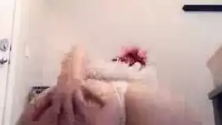 فيلم مثلث ثنائي الجنس: امرأة محتاجة تستخدمها رجل وعشيقته المخنث