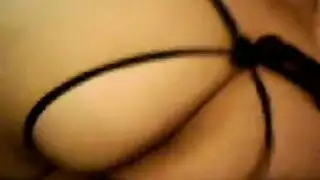 تبلغ ذروتها بقوة وتقذف الحليب على قضيبه المنتصب