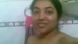 زوجة وقحة تنتشر على السرير لكاميرا زوجها