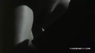 رئيس ذو زب كبير يأمر فتاة مقيدة بركوب زبه الصلب