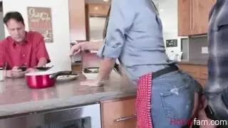 امرأة ناضجة تعلم شاباً الجنس الشرجي