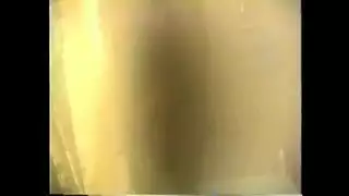 عاهرة طالبة تأخذ السائل المنوي على حوض الحمام