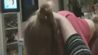 الأب المشعر يحصل على شرج خشن ويطلق سائله المنوي