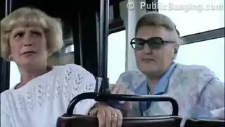 يتحرش بيها في باص