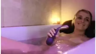 شاب مشعر يصبح منتصبًا في الحمام