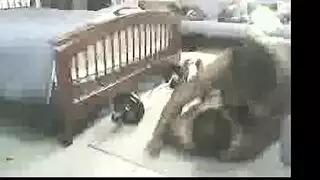 رجل يلمس مرأة في شارع