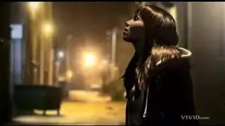 الرجل ينتشر مؤخرته السوداء الضيقة على الأريكة