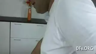 هوس فموي للرجل المنفرد على خصيتيه