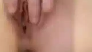 فتاة تعتمد على نفسها تئن وهي تدلك بظرها مرتدية سروال داخلي أسود مثير